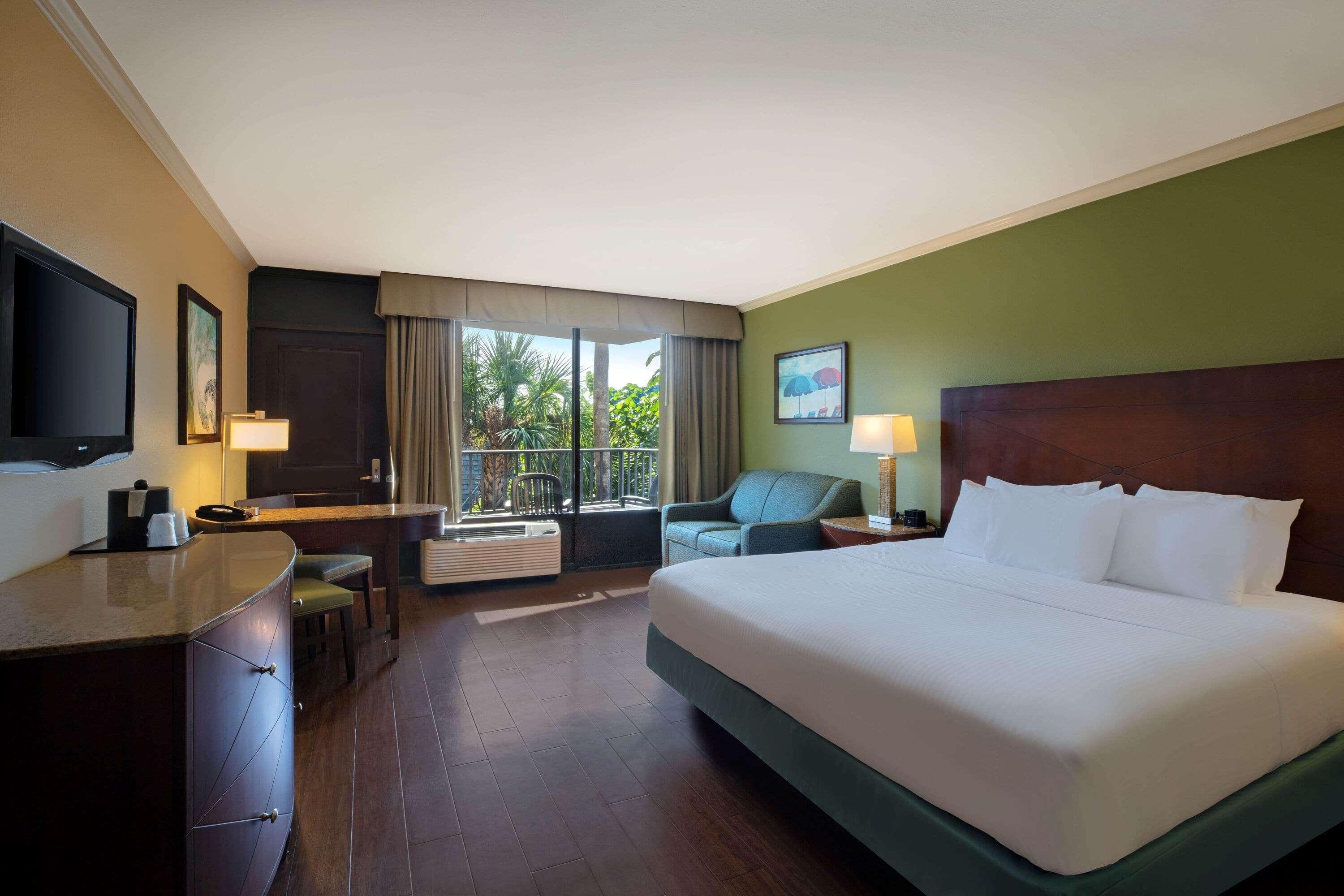La Quinta By Wyndham Cocoa Beach Oceanfront Exterior photo