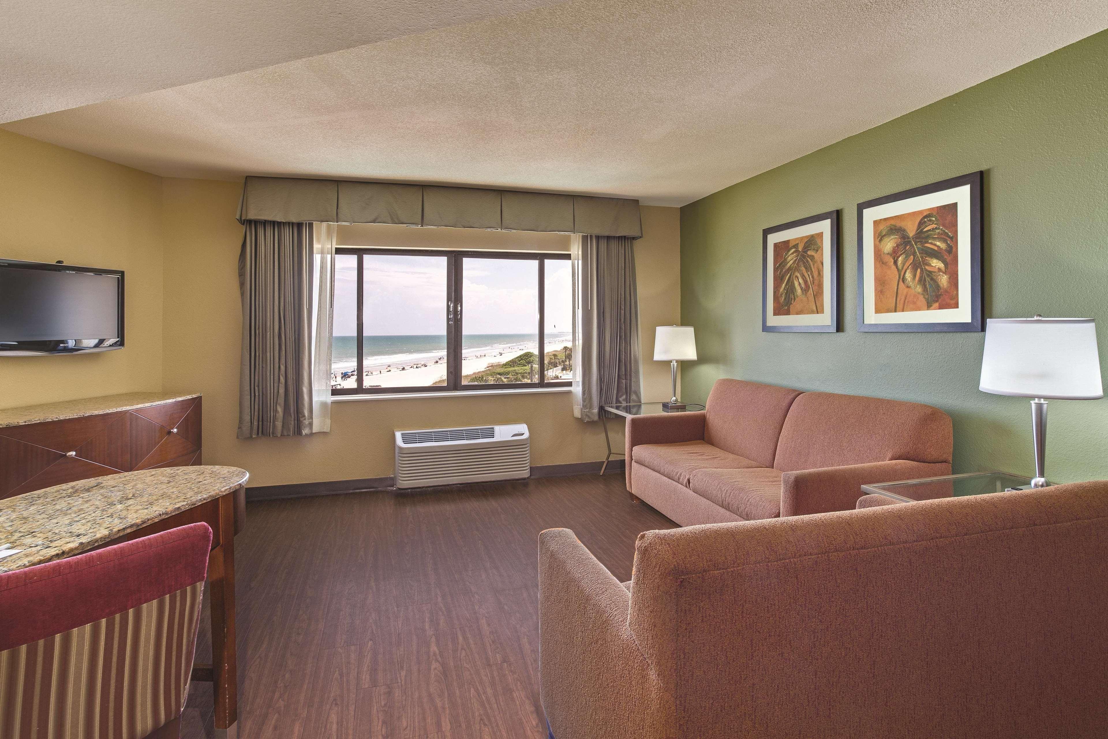 La Quinta By Wyndham Cocoa Beach Oceanfront Exterior photo
