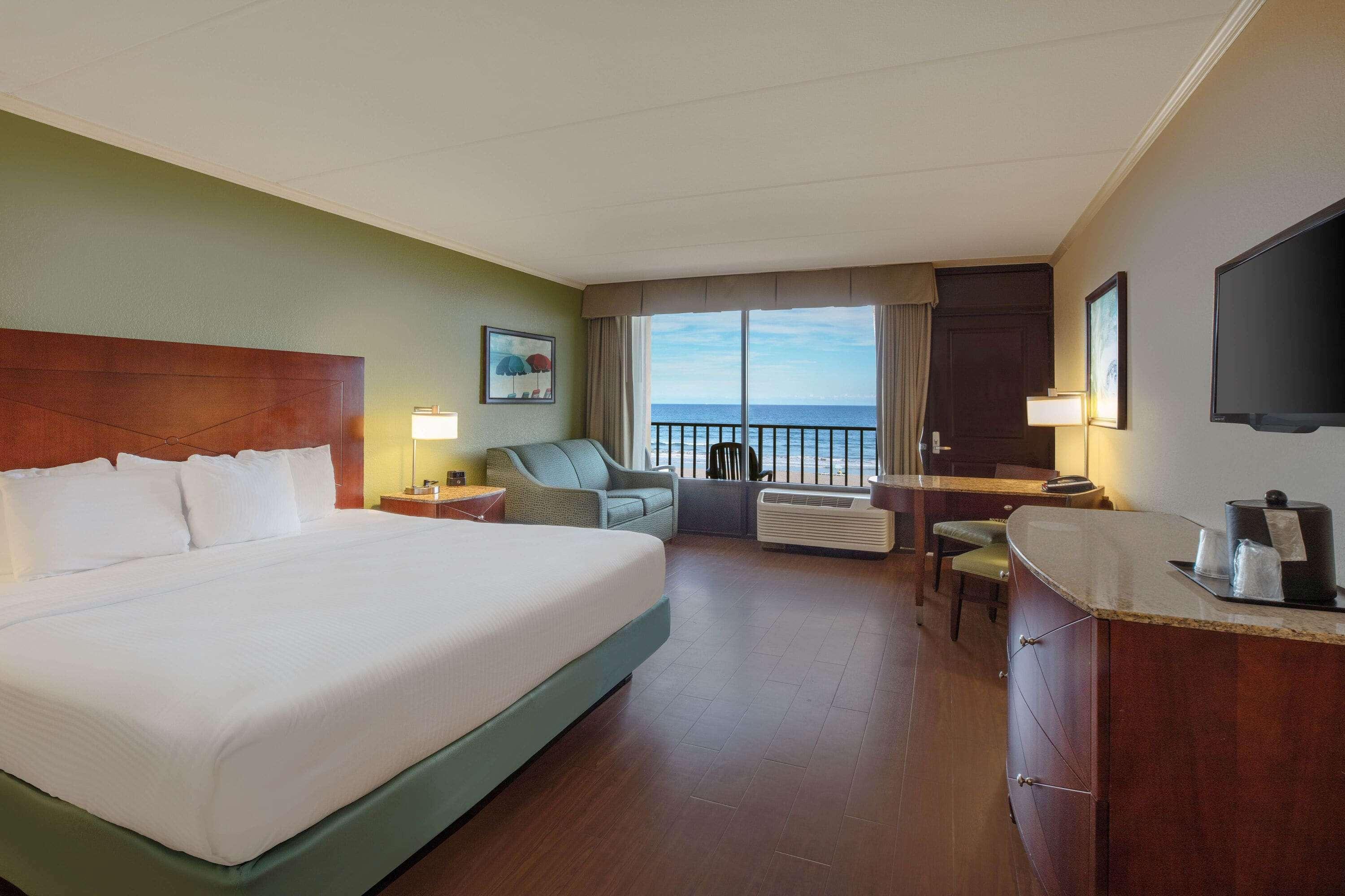 La Quinta By Wyndham Cocoa Beach Oceanfront Exterior photo
