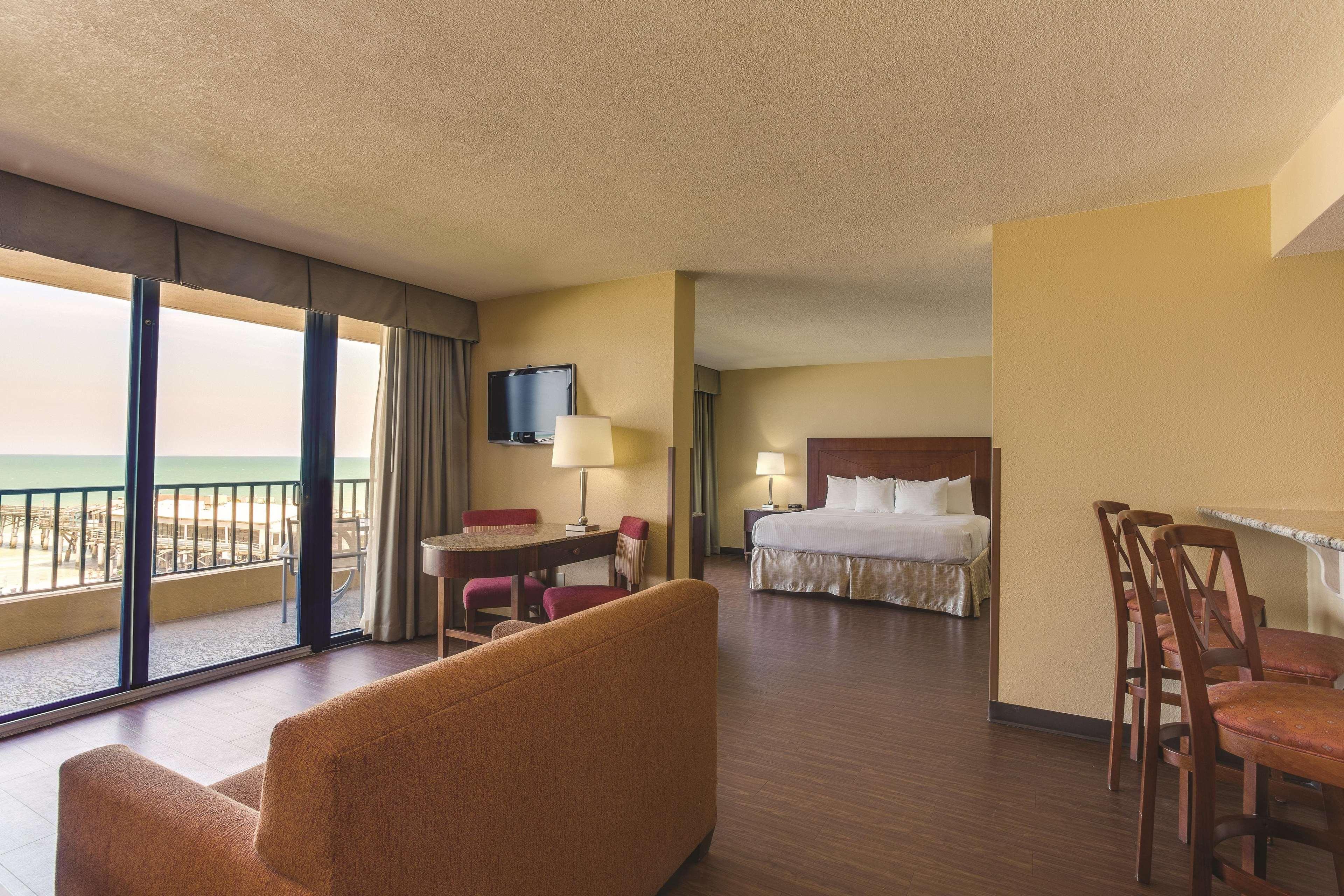 La Quinta By Wyndham Cocoa Beach Oceanfront Exterior photo