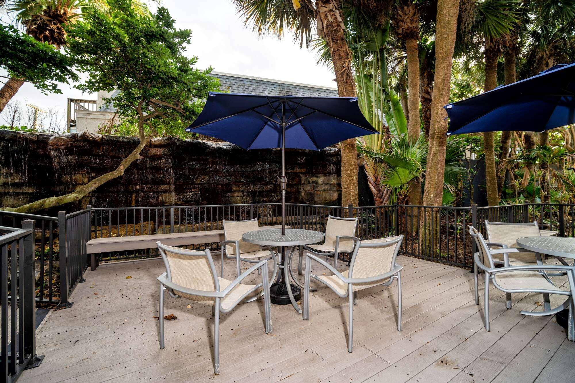 La Quinta By Wyndham Cocoa Beach Oceanfront Exterior photo