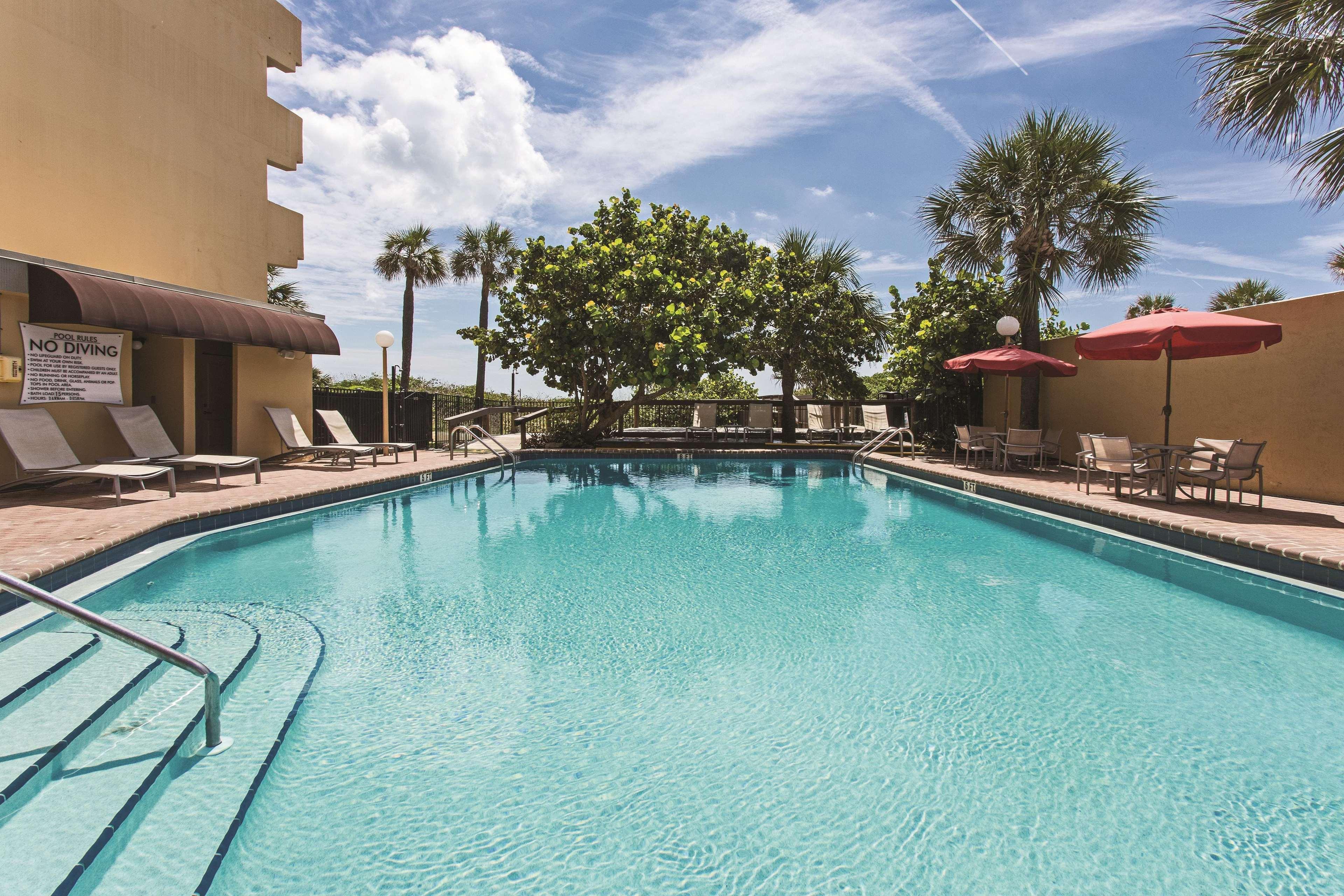 La Quinta By Wyndham Cocoa Beach Oceanfront Exterior photo