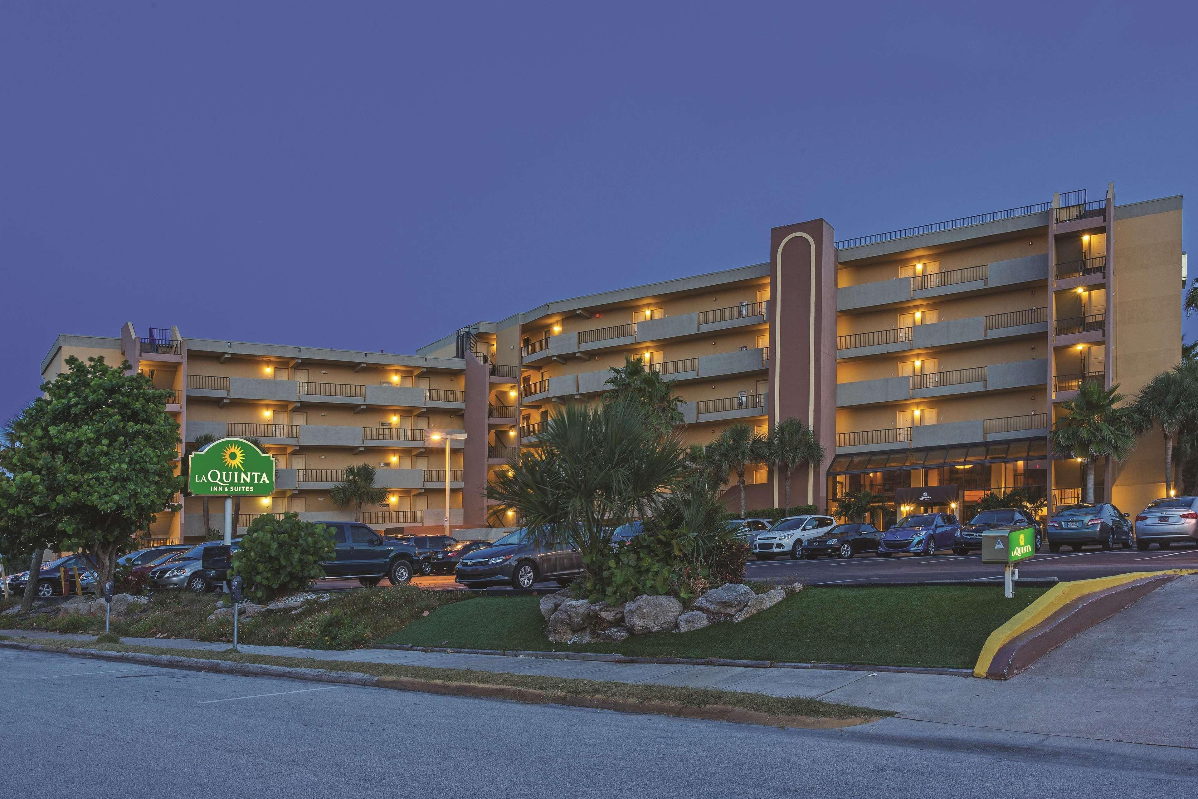 La Quinta By Wyndham Cocoa Beach Oceanfront Exterior photo