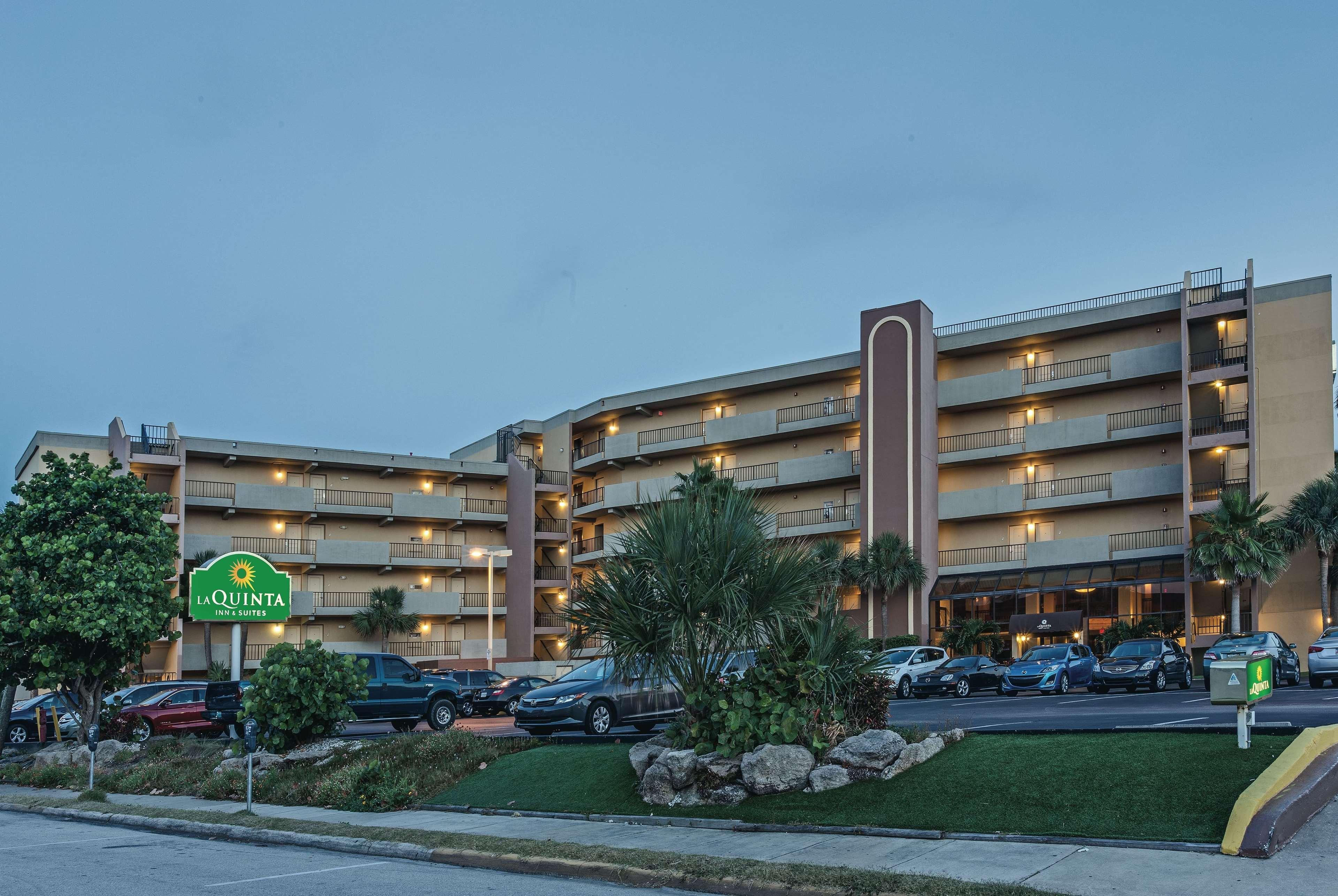 La Quinta By Wyndham Cocoa Beach Oceanfront Exterior photo