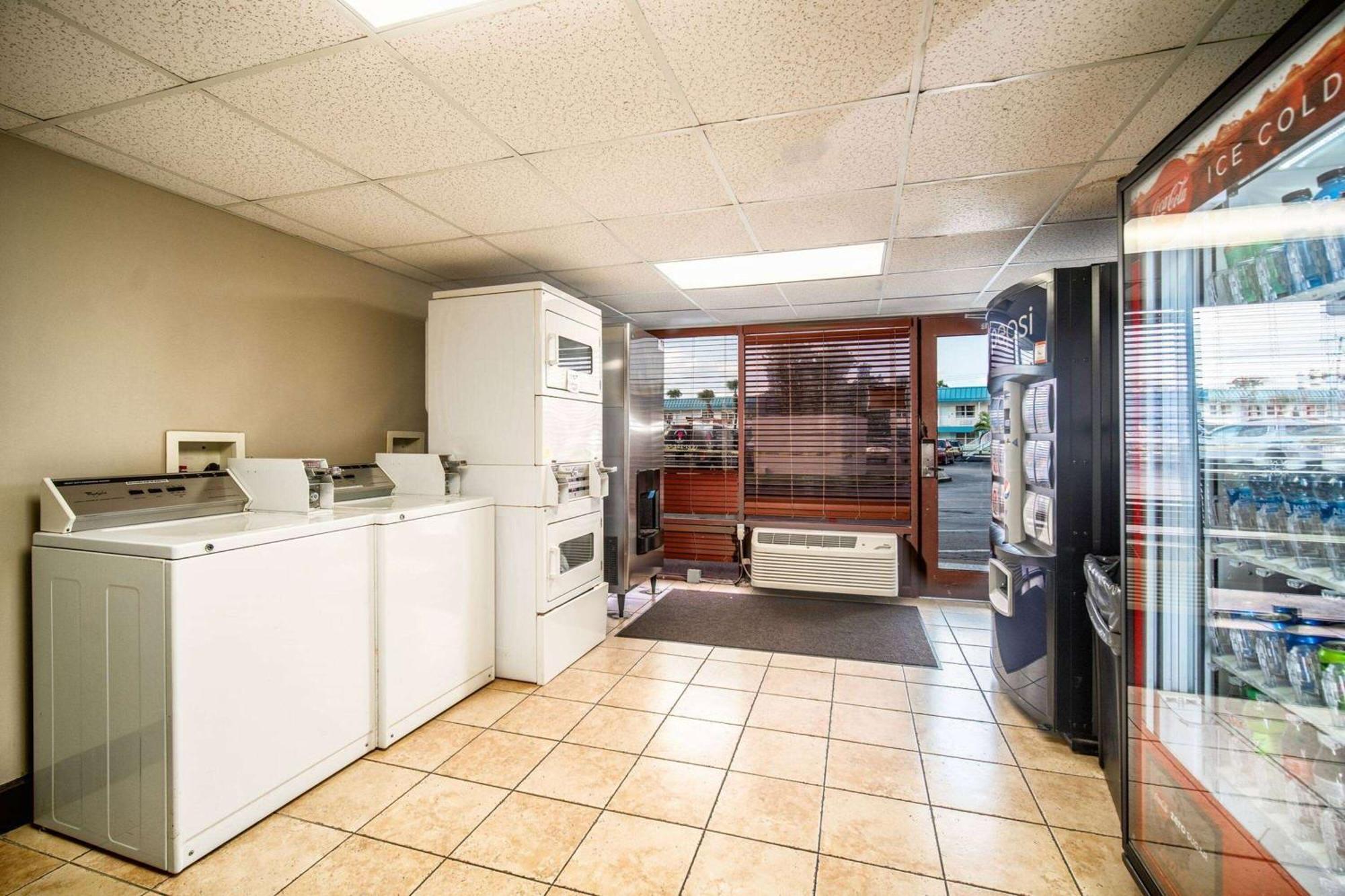 La Quinta By Wyndham Cocoa Beach Oceanfront Exterior photo