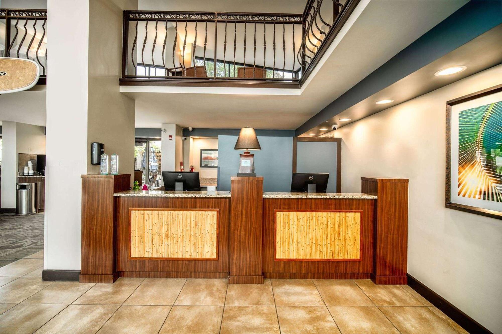 La Quinta By Wyndham Cocoa Beach Oceanfront Exterior photo
