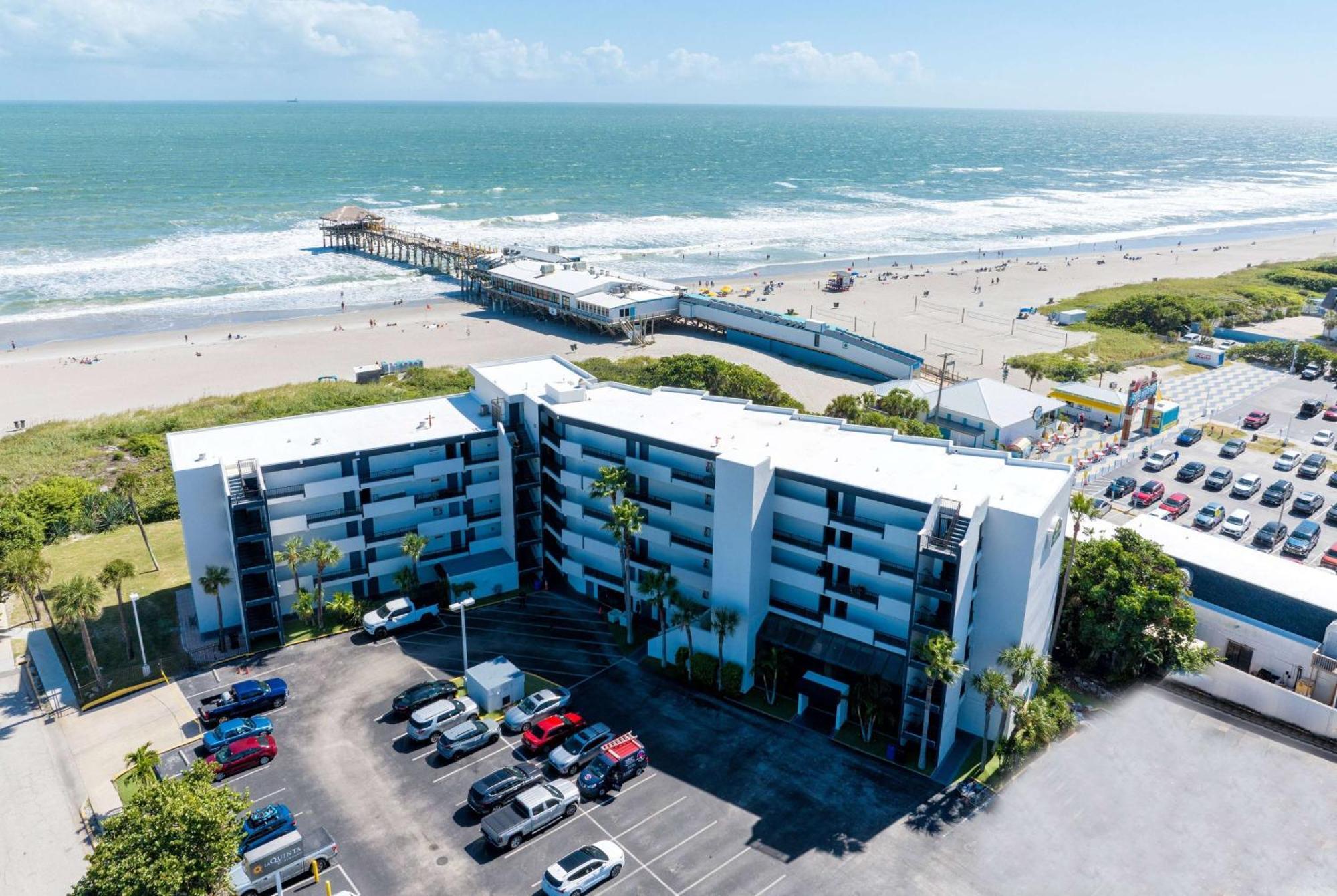 La Quinta By Wyndham Cocoa Beach Oceanfront Exterior photo