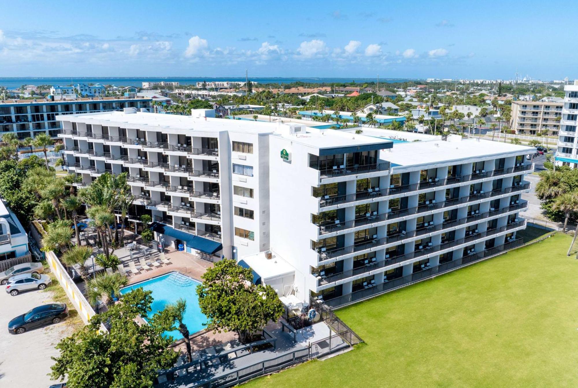 La Quinta By Wyndham Cocoa Beach Oceanfront Exterior photo