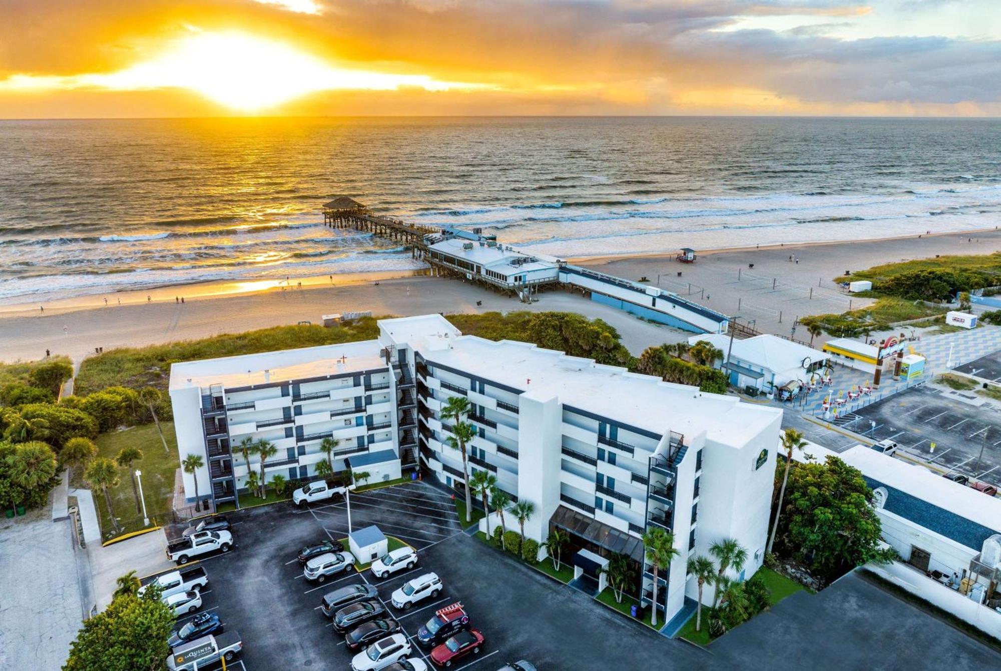 La Quinta By Wyndham Cocoa Beach Oceanfront Exterior photo
